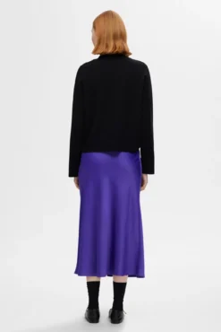 Falda Midi satinada confeccionada con materiales reciclados.