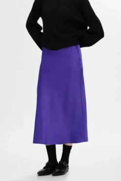 Falda Midi satinada confeccionada con materiales reciclados.