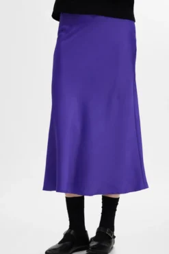 Falda Midi satinada confeccionada con materiales reciclados.