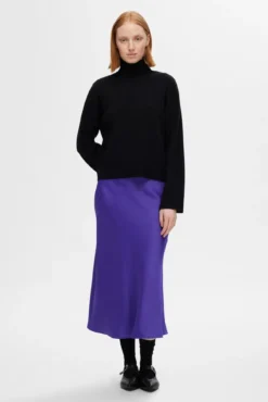 Falda Midi satinada confeccionada con materiales reciclados.