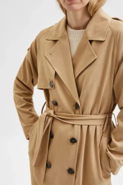 Gabardina clásica larga elaborada con LYOCELL TENCEL.