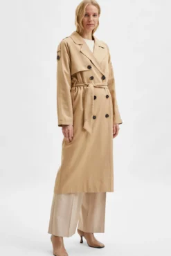 Gabardina clásica larga elaborada con LYOCELL TENCEL.