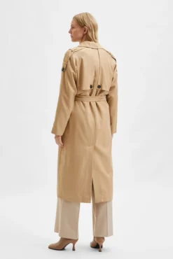 Gabardina clásica larga elaborada con LYOCELL TENCEL.