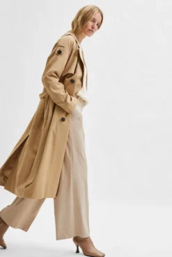 Gabardina clásica larga elaborada con LYOCELL TENCEL.
