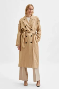 Gabardina clásica larga elaborada con LYOCELL TENCEL.