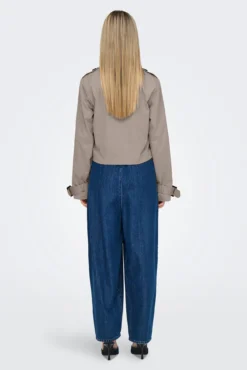 Gabardina corta botones frontales