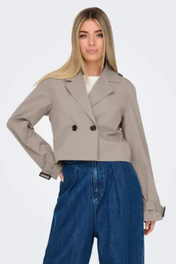 Gabardina corta botones frontales