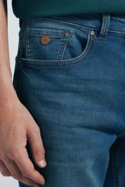 Jeans en knit denim sobretintado slim fit