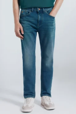 Jeans en knit denim sobretintado slim fit