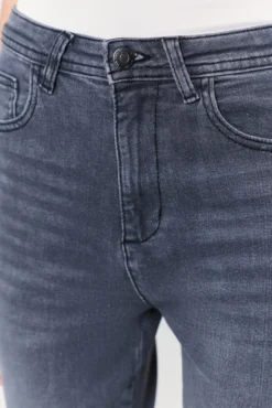 Jeans regular fit tiro alto
