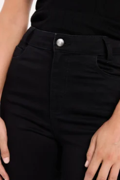 Jeans slim tiro medio