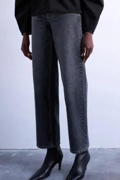 Jeans wide fit de tiro bajo con cinturón trasero