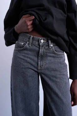 Jeans wide fit de tiro bajo con cinturón trasero
