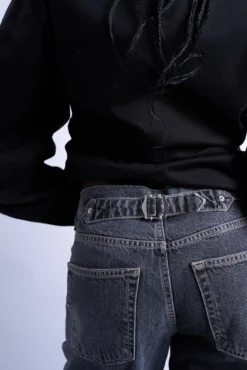 Jeans wide fit de tiro bajo con cinturón trasero