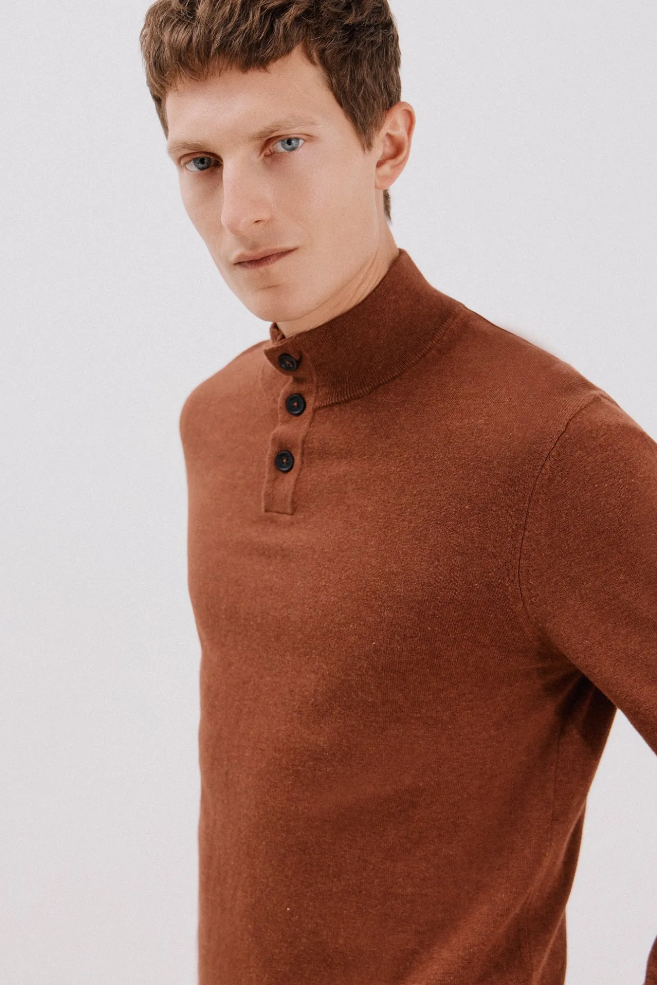 Jersey algodón cashmere cuello alto botones