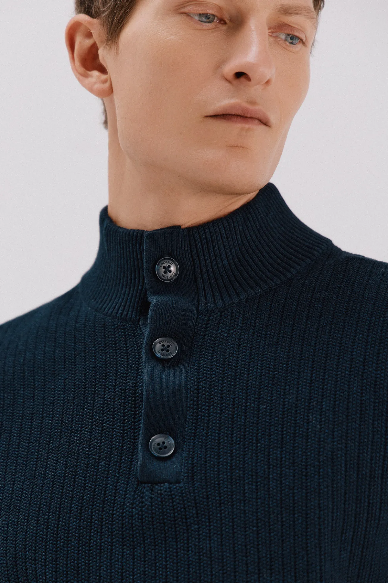 Jersey algodón estructura cuello alto con botones