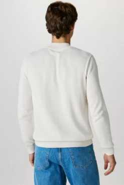 Jersey con cuello mock confeccionado con algodón orgánico. Regular Fit.