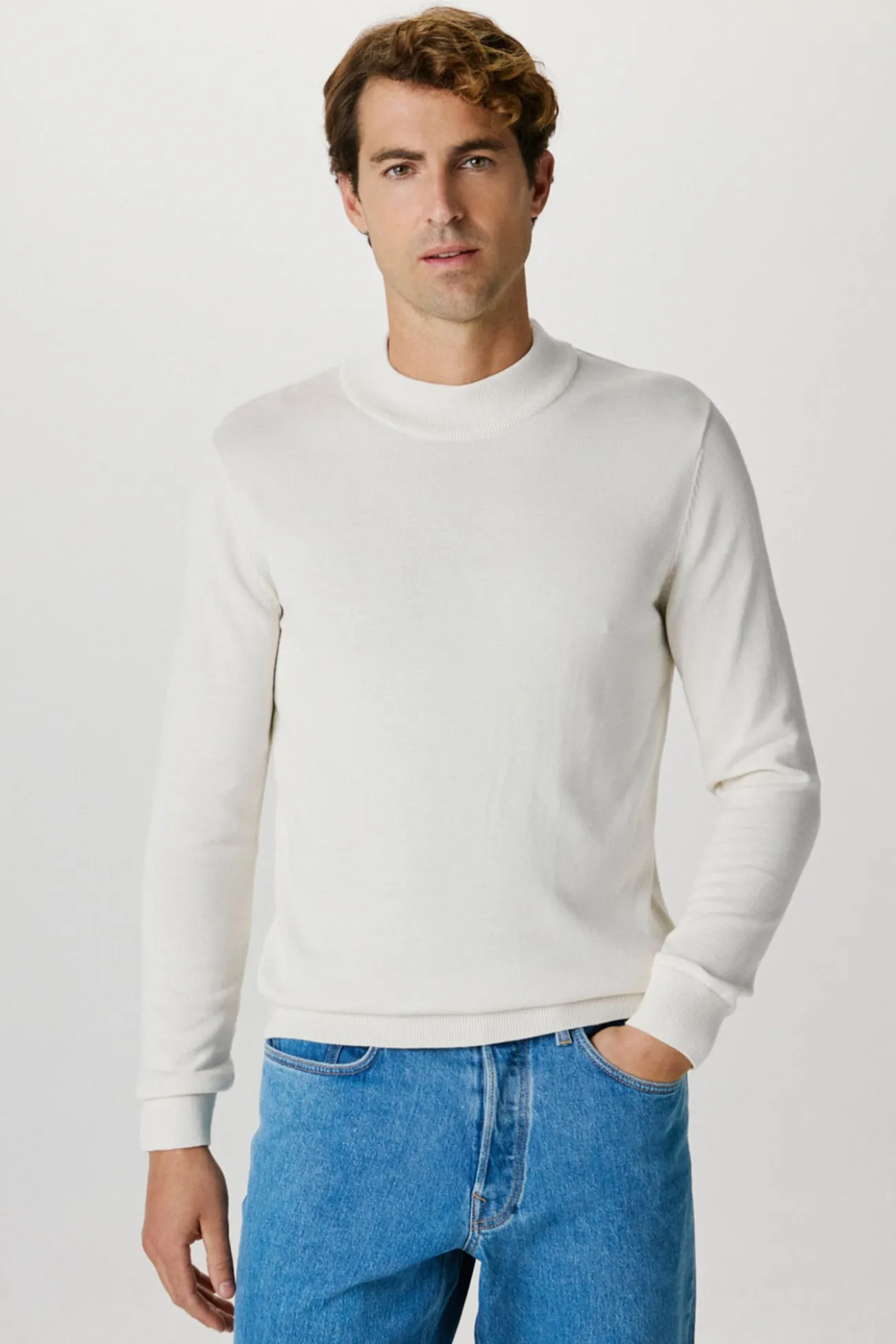 Jersey con cuello mock confeccionado con algodón orgánico. Regular Fit.