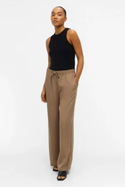 Pantalón ancho