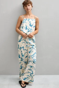 Pantalón ancho estampado confeccionado 100% con viscosa.