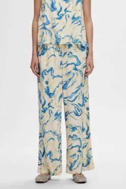 Pantalón ancho estampado confeccionado 100% con viscosa.
