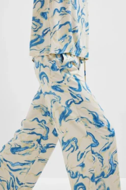 Pantalón ancho estampado confeccionado 100% con viscosa.