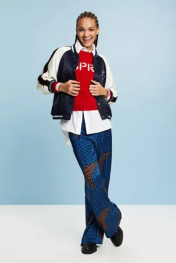 Pantalón ancho y fluido con estampado geométrico