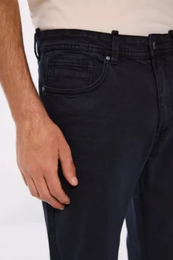 Pantalón 5 bolsillos color lavado slim fit