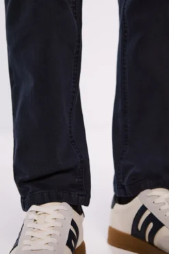 Pantalón 5 bolsillos color lavado slim fit