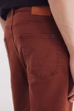 Pantalón 5 bolsillos color slim fit
