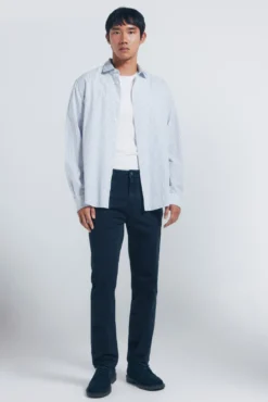 Pantalón 5 bolsillos color slim fit