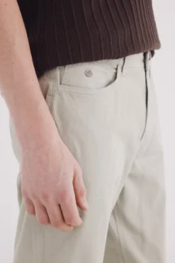 Pantalón 5 bolsillos estructura slim fit