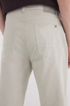 Pantalón 5 bolsillos estructura slim fit