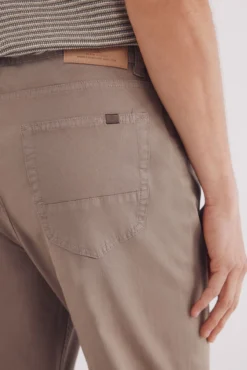 Pantalón 5 bolsillos estructura slim fit