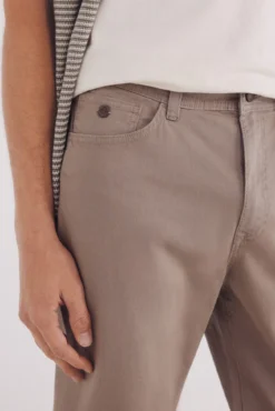 Pantalón 5 bolsillos estructura slim fit