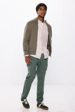Pantalón cargo confort slim fit