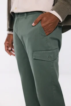 Pantalón cargo confort slim fit