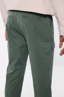 Pantalón cargo confort slim fit