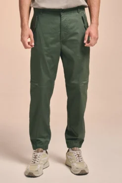 Pantalón cargo confort slim fit