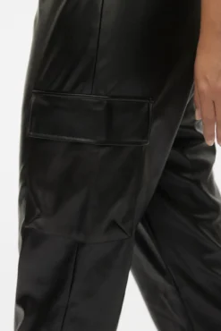 Pantalón cargo efecto piel talla grande