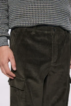 Pantalón cargo pana slim fit
