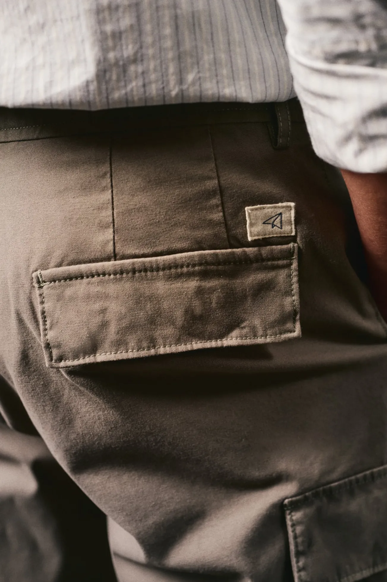 Pantalón cargo slim fit