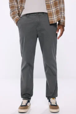 Pantalón chino color lavado relax fit