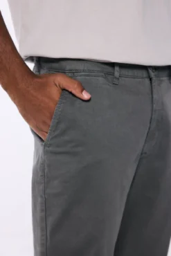 Pantalón chino color lavado relax fit