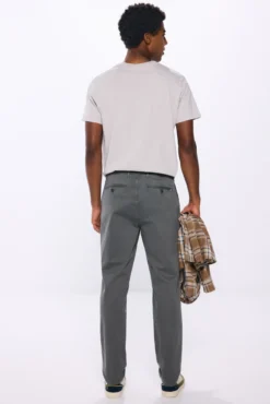 Pantalón chino color lavado relax fit