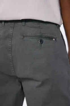 Pantalón chino color lavado relax fit