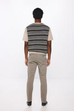 Pantalón chino color lavado relax fit