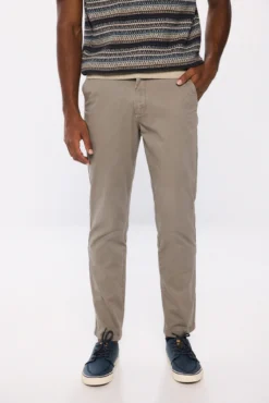 Pantalón chino color lavado relax fit