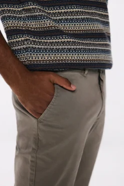 Pantalón chino color lavado relax fit