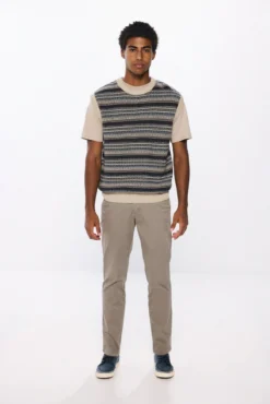 Pantalón chino color lavado relax fit